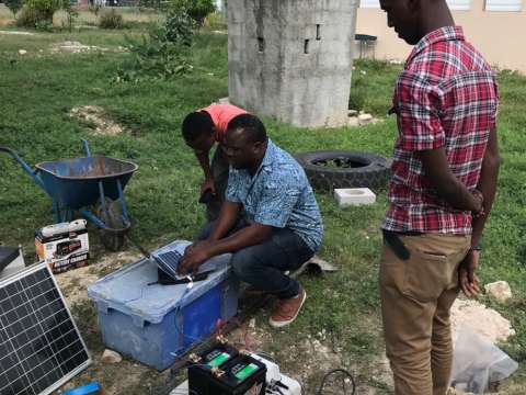 Configuration de la station d’acquisition par l’équipe de sismologues de la faculté des sciences de l’Université d’État en Haïti