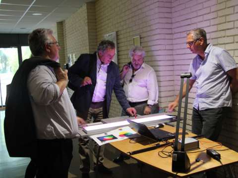 Pierre Jarlier Président du Cerema et Pascal Berteaud Directeur Général testant une lumière intelligente