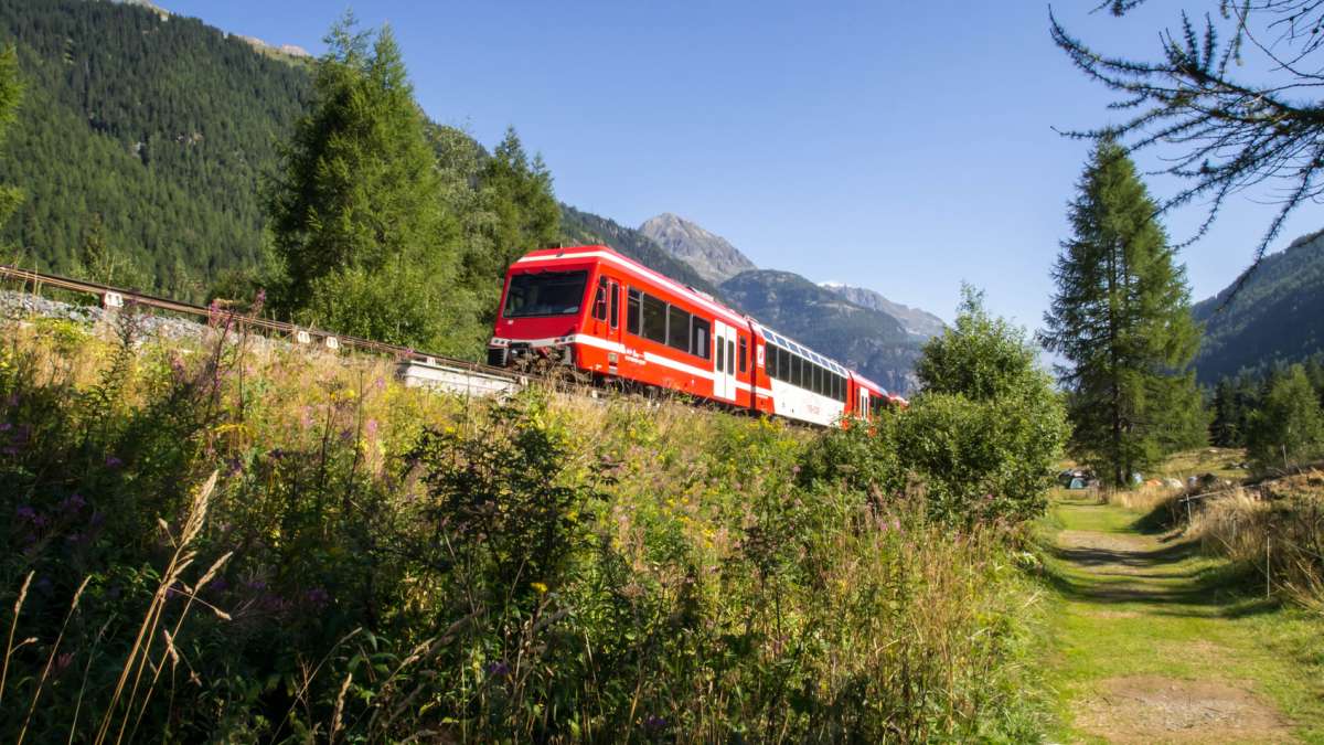 Train dans les Alpes