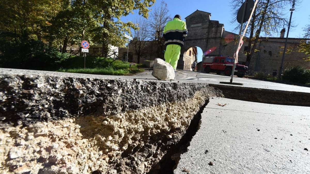 Tremblement de terre Italie route fissurée