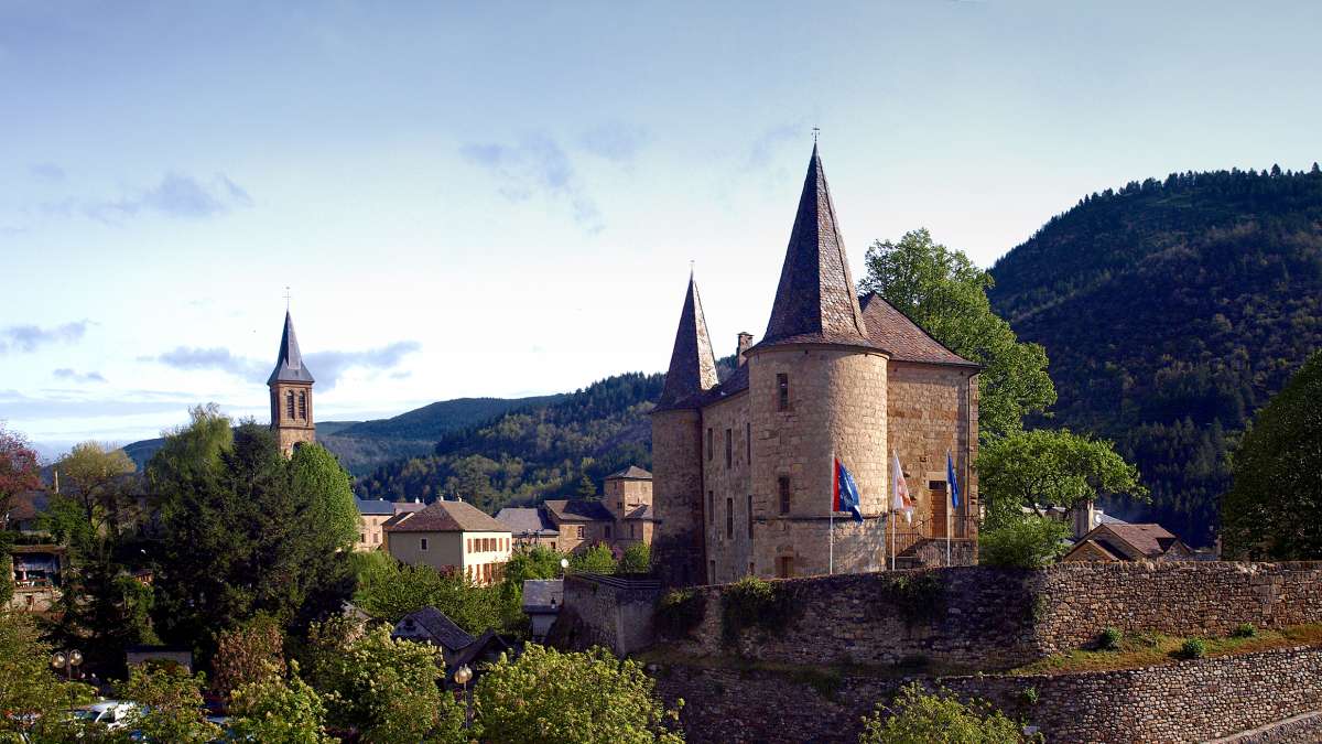 Florac (Lozère) - Panorama du château à l'église