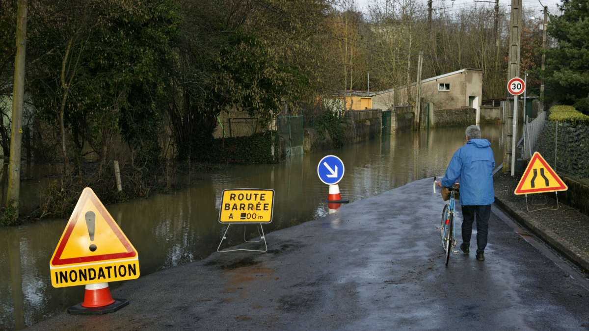 Rue inondée par la rivière le Clain à Poitiers et signalisée par des panneaux indicateurs