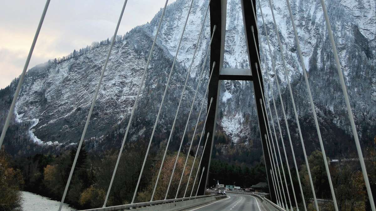 Pont suspendu dans les Alpes