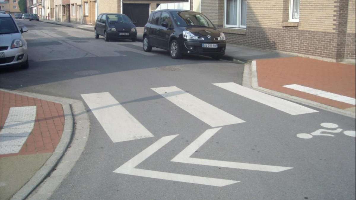 Exemple d'un aménagement de carrefour à avancées de trottoirs, à Dunkerque.