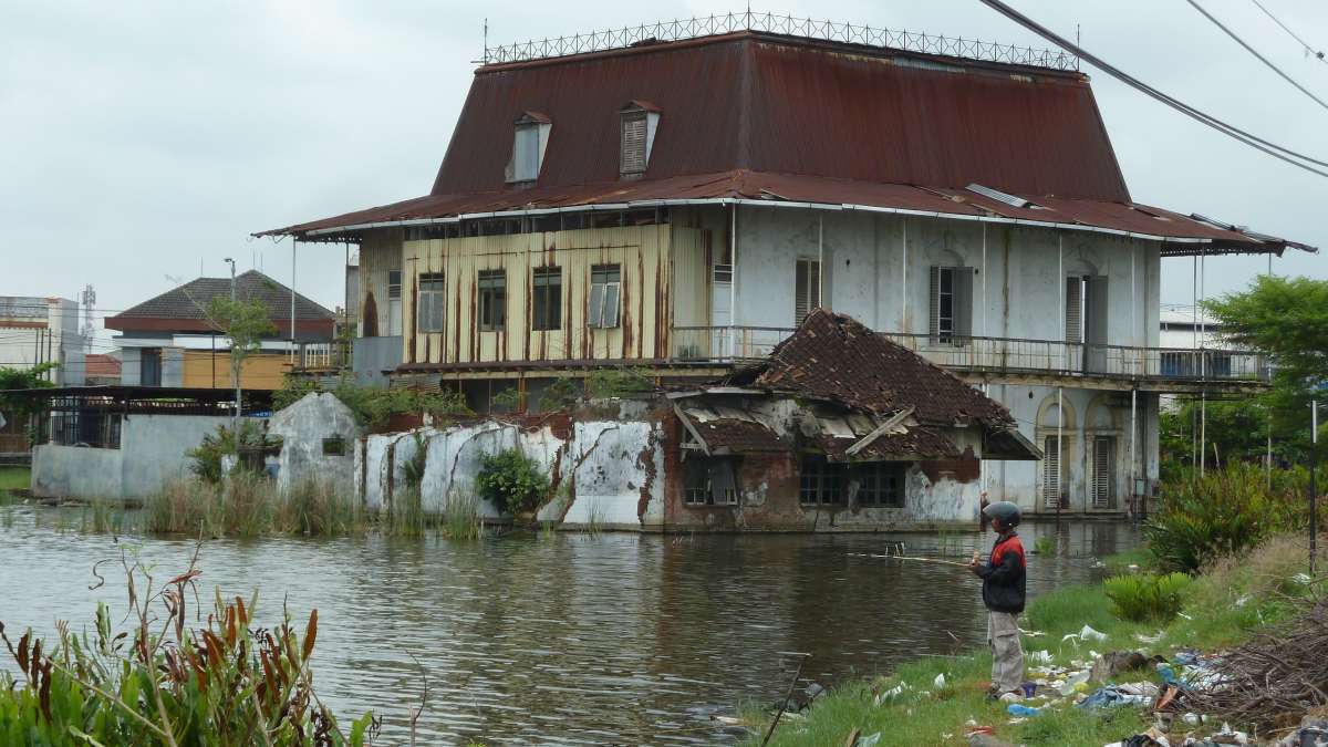 Une habitation impactée par la montée des eaux à Semarang (Indonésie).