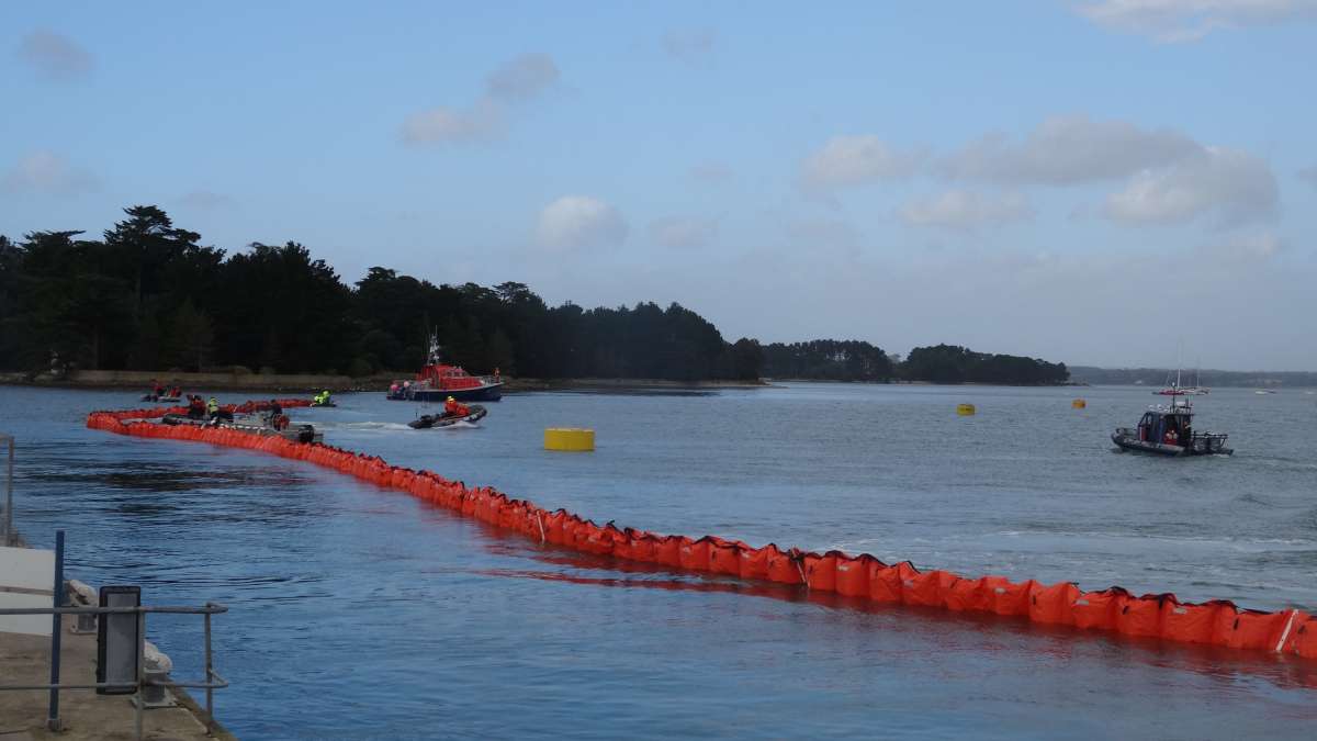 Exercice de la pose d'un barrage marin contre la pollution aux hydrocarbures à Loctudy, en Bretagne.
