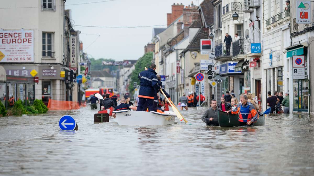 Évacuation du centre-ville de Nemours inondé en juin 2016