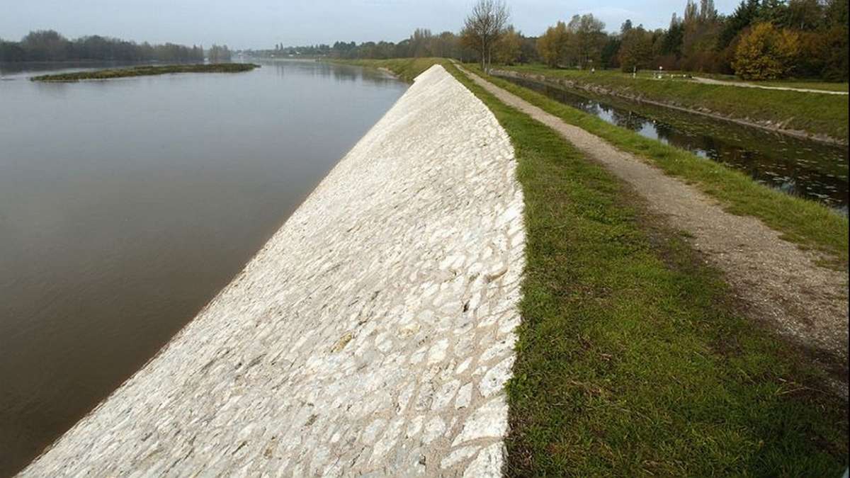 Digue sur la Loire en crue à Chécy, près d'Orléans Centre