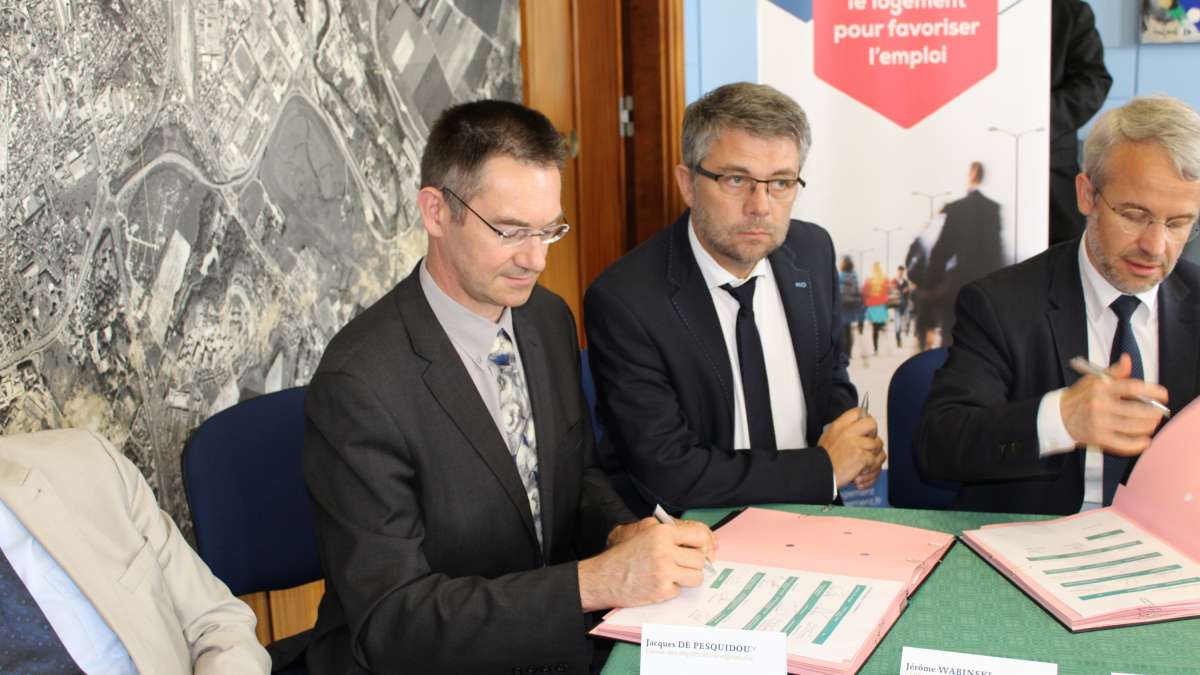 Signature de la convention coeur de ville à Dieppe, par le directeur de la direction territoriale du Cerema Normandie-Centre
