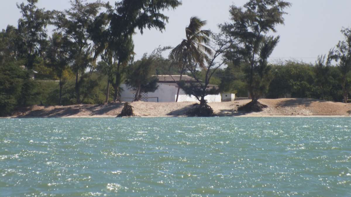 Maison menacée par l'érosion côtière derrière la langue de Barbarie au Sénégal