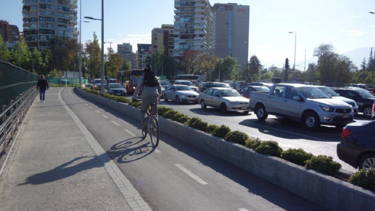 Voie cyclable à Santiago capitale du Chili 