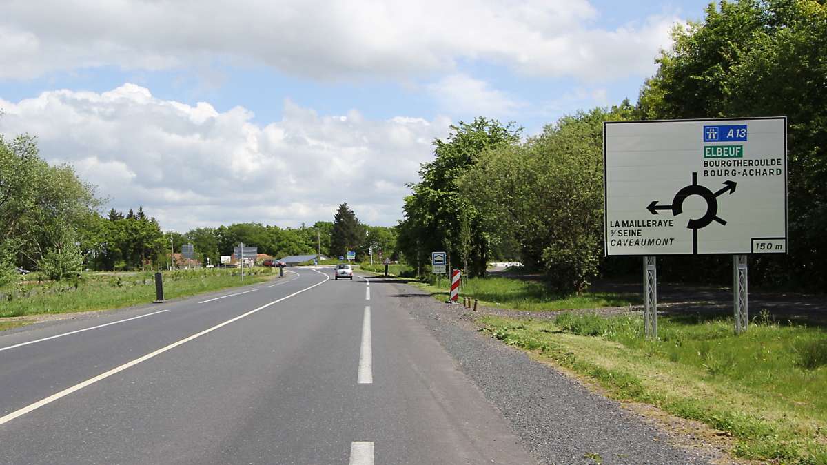 Vue d'une route départementale avec le panneau d'un rond-point