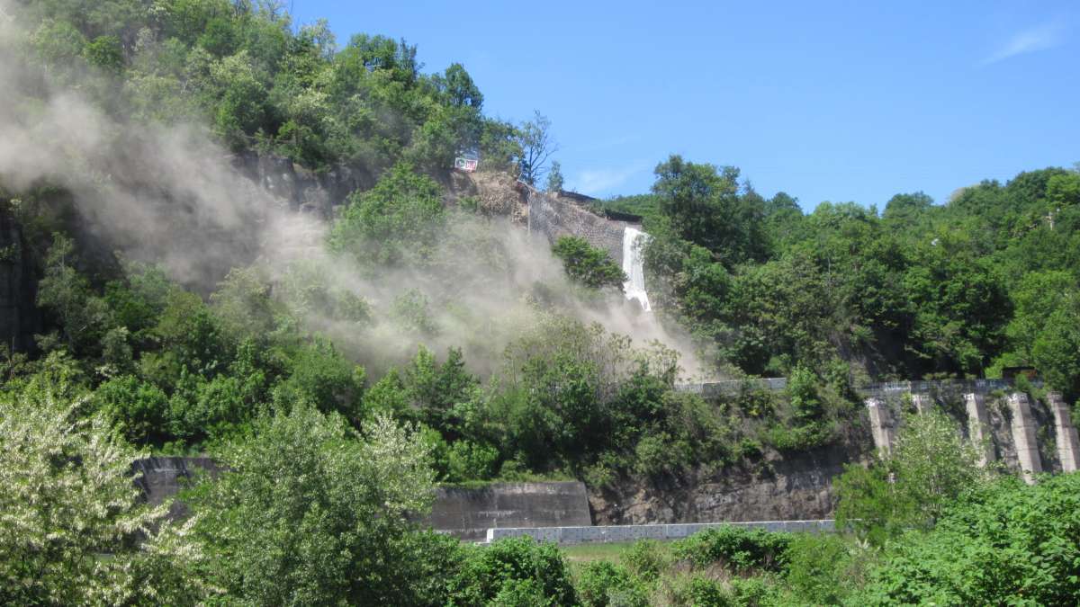 Minage de la falaise de la butte de Corbeyre au-dessus de l’A47