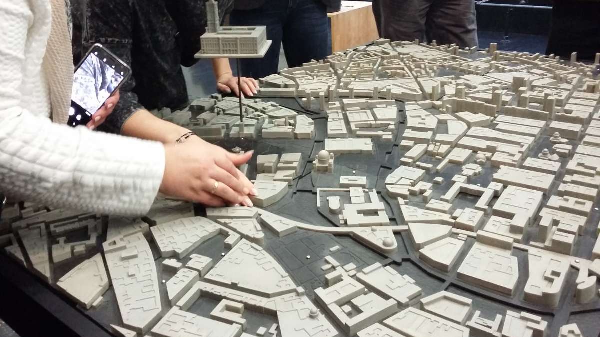 A Berlin, une maquette tactile permet aux personnes malvoyantes d'appréhender les principales formes urbaines