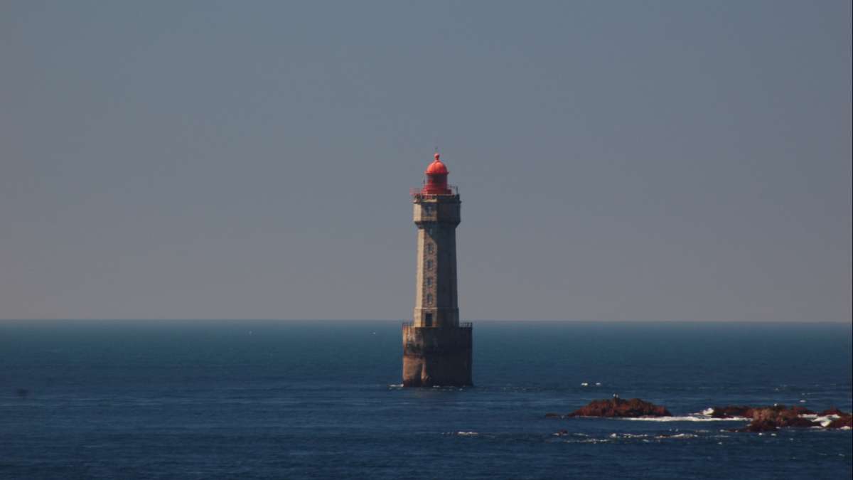 Le phare de la Jument vu de l'île d'Ouesssant