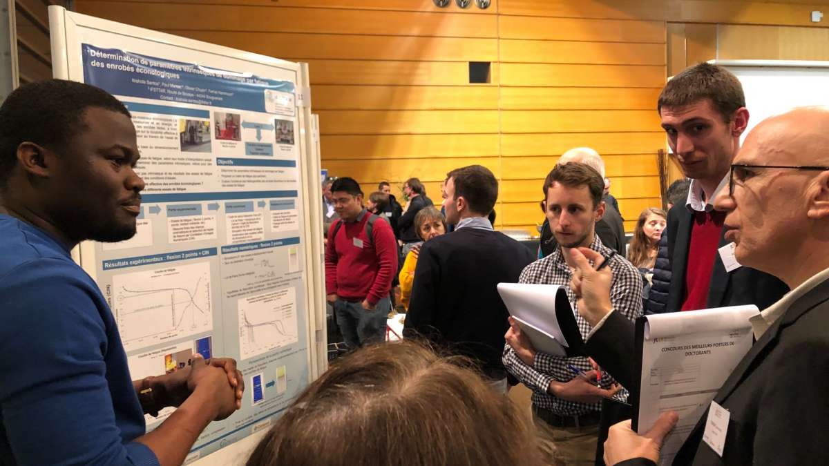 Présentation d'un poster par le Cerema aux JTR 2019