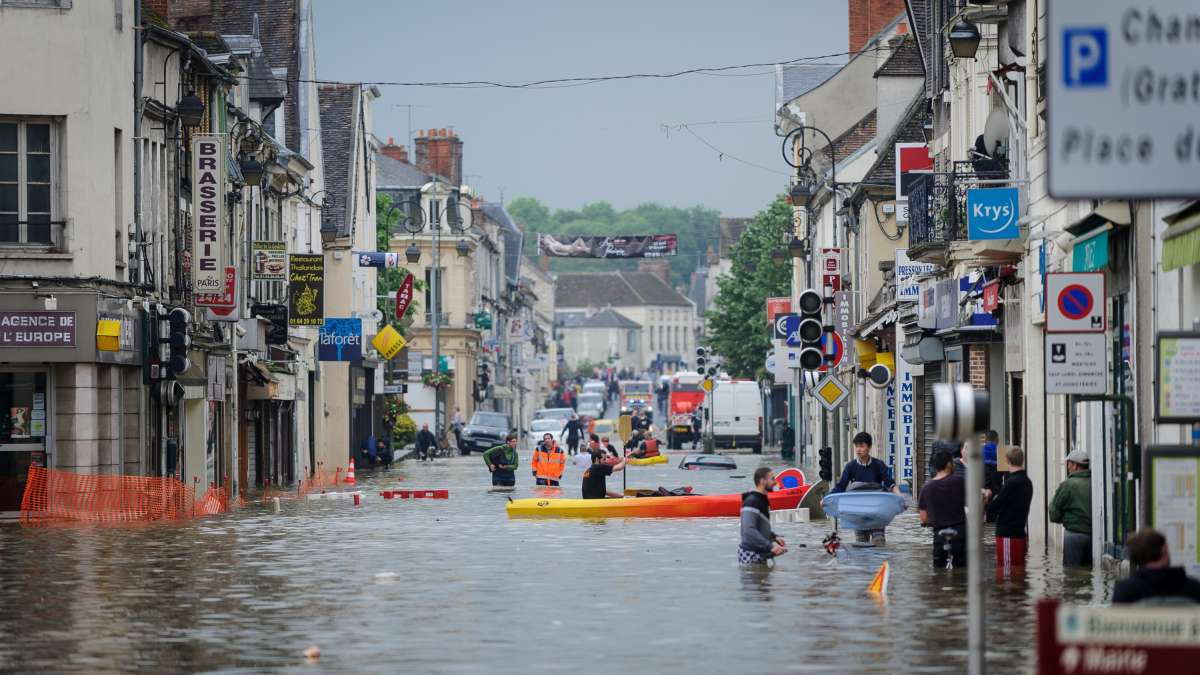 Evacuation des habitants du centre-ville de Nemours inondé en juin 2016