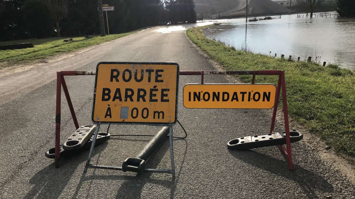 Inondation: route barrée à Champdivers dans le Jura en janvier 2018