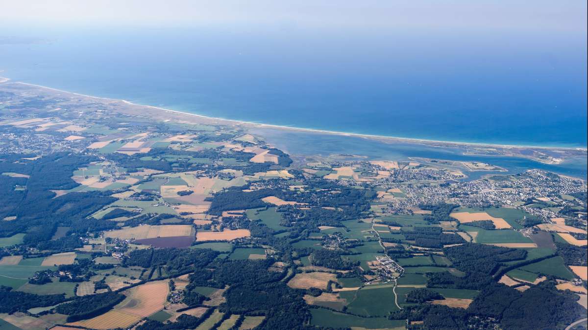 Vue aérienne du trait de côte près de Lorient