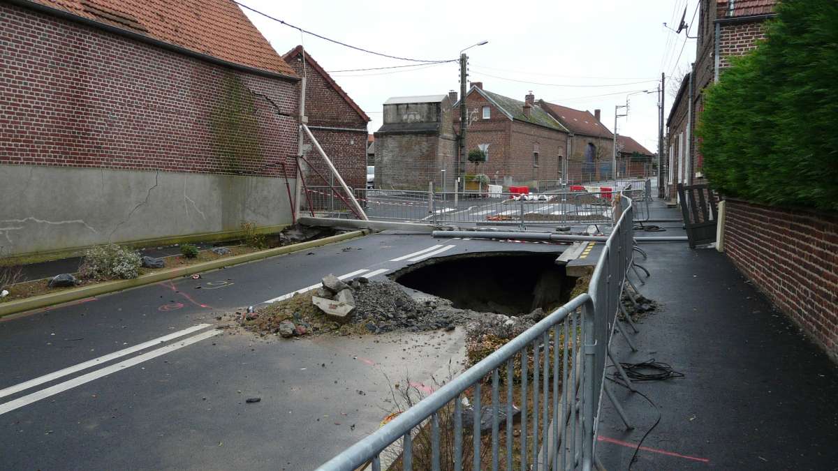 Effondrement de la chaussée à Rumilly-en-Cambrésis (décembre 2013) dû à la présence dans le sous-sol d'anciennes cavités d'extraction de la pierre calcaire