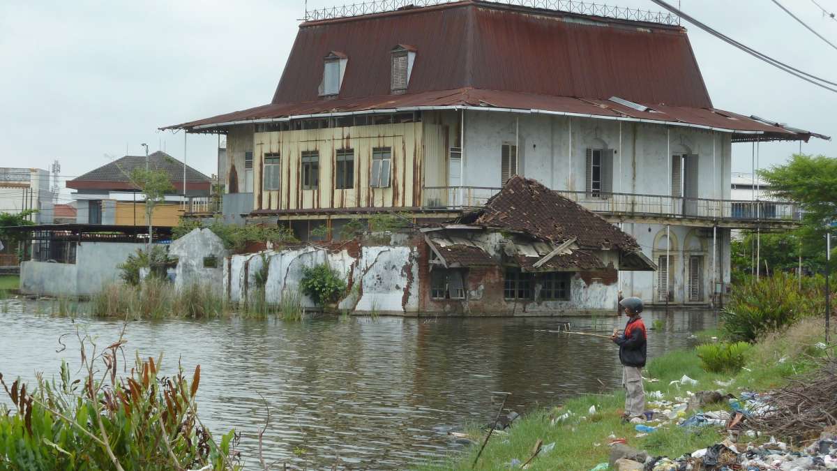 Maison impactée par la subsidence à Semarang, entourée d'eau