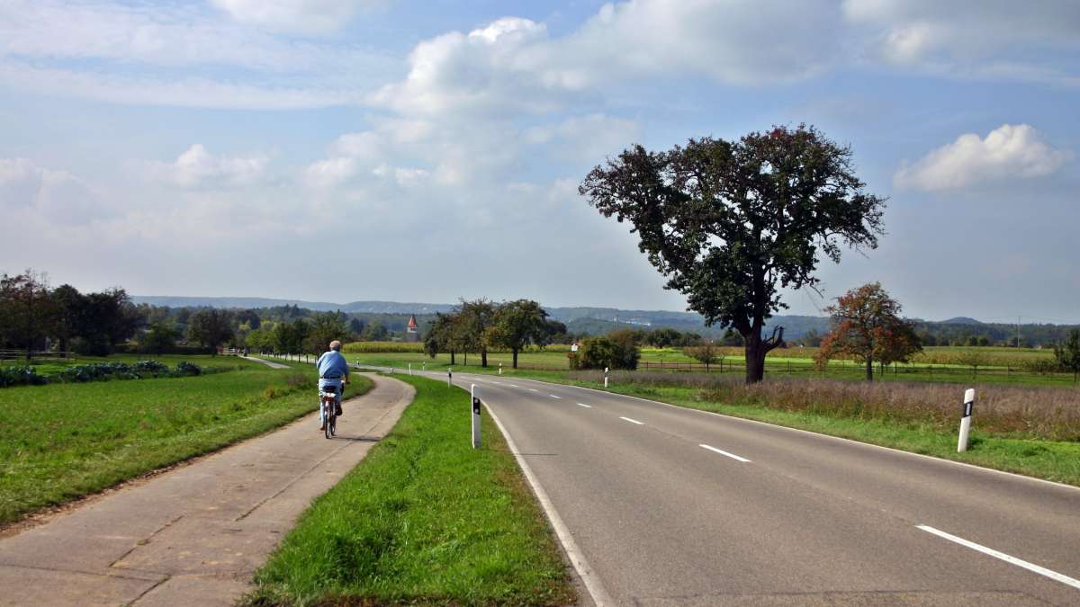 Piste cyclable en campagne séparée d'une route