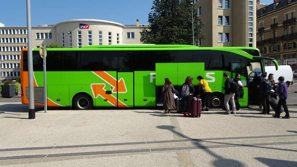 Le Cerema observe l’évolution des offres de transport collectif régional, de services d’autocars librement organisés et de covoiturage en région Auvergne-Rhône-Alpes