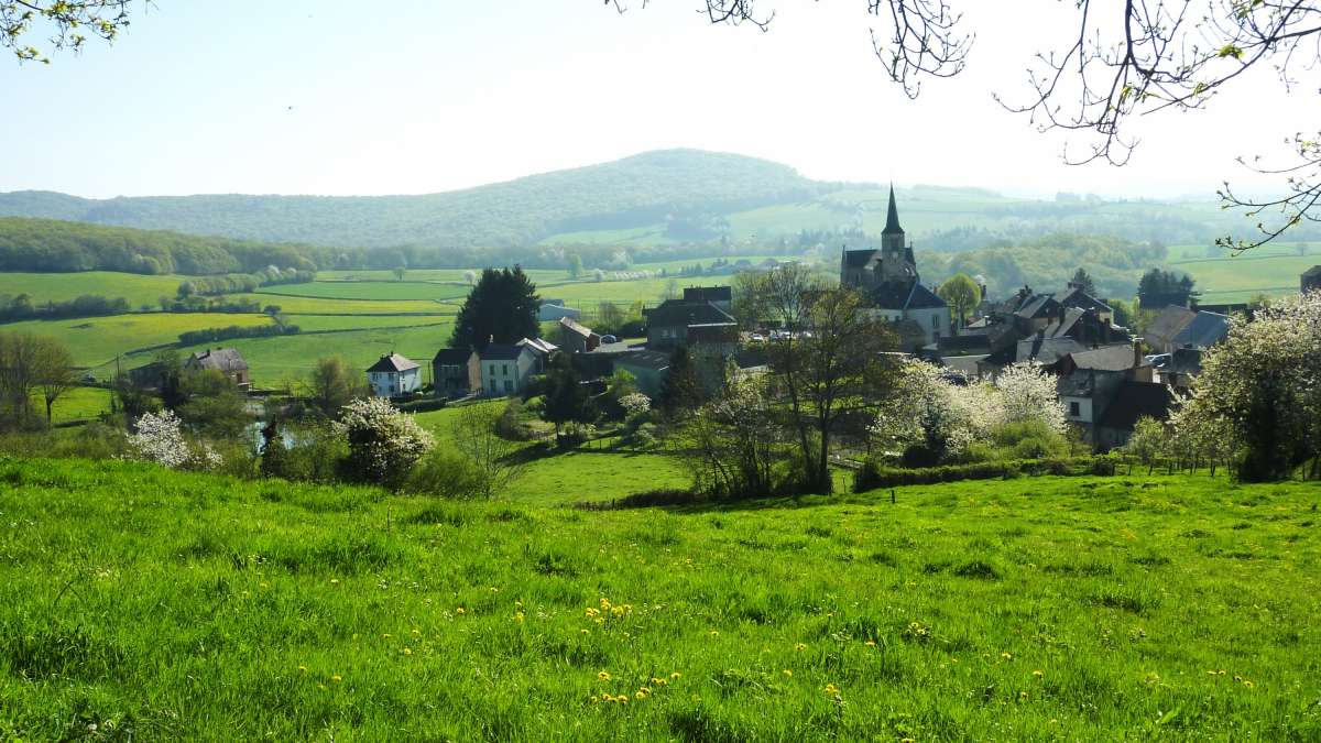 Vue d'un village de la Nièvre dans la campagne