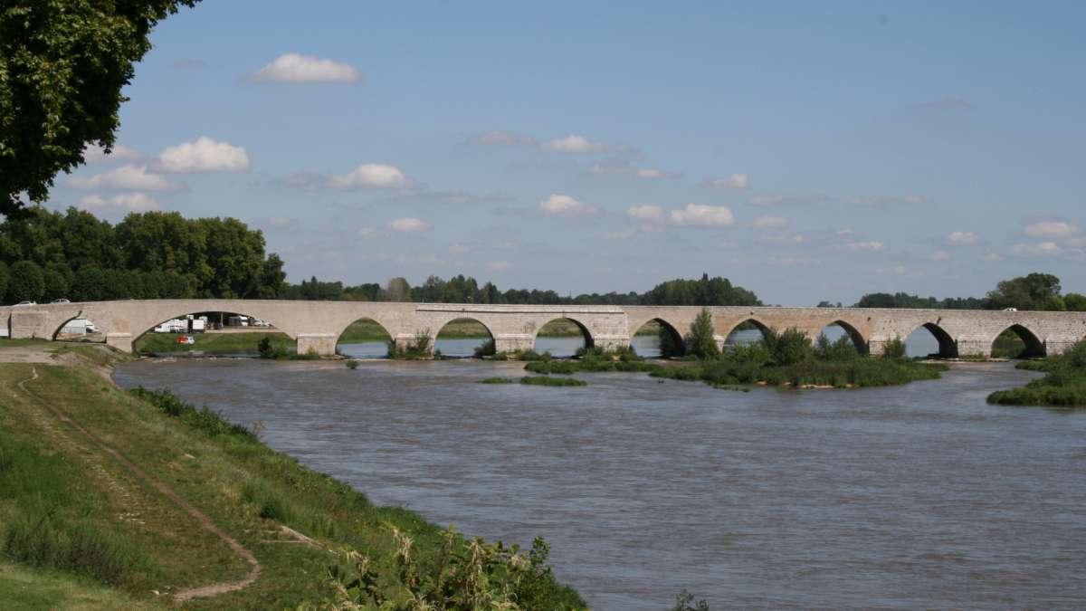 Pont de Beaugency en pierre dans le loiret, sur la Loire
