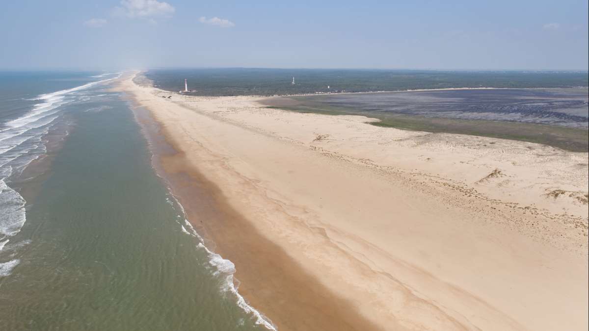 Pointe de la courbe: plage de sable en vue aérienne en Gironde