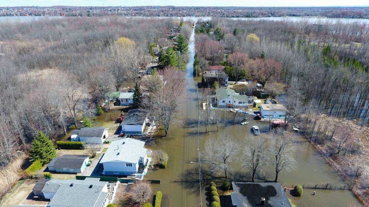 Inondations au Québec dans un quartier résidentiel