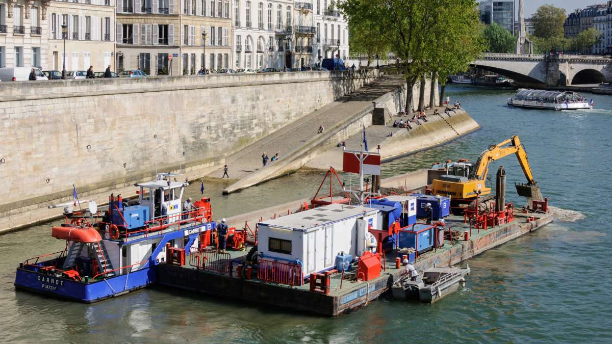 Dragage sur la Seine à Paris