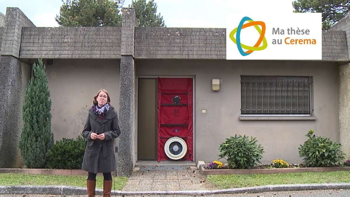 Adeline Mélois devant une maison en test d'étanchéité