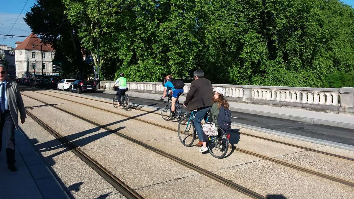 cyclistes circulant sur la plateforme de tramway à Besançon