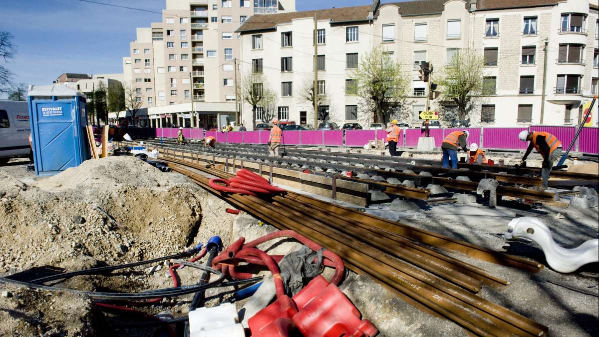 chantier du tramway en ville à Dijon - pose des rails