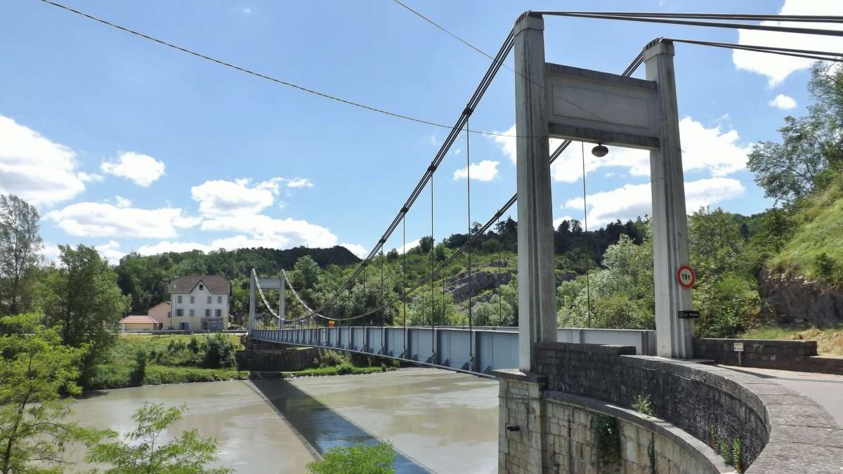 Pont suspendu ancien dans le Rhone