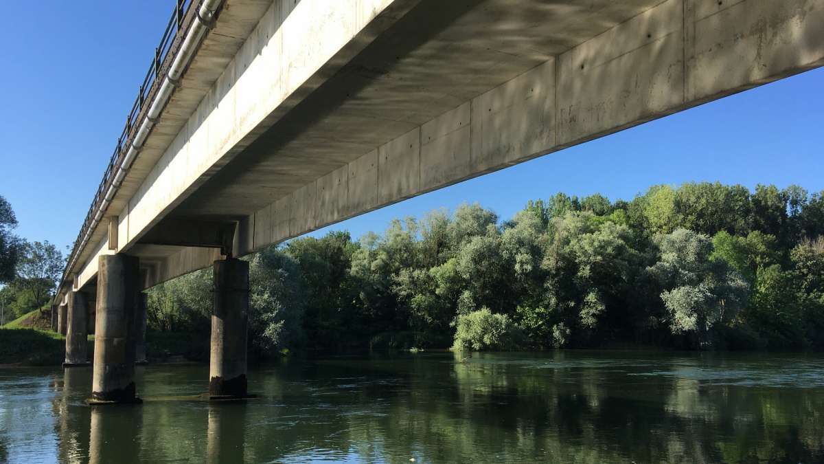 Vue du dessous du tablier du pont
