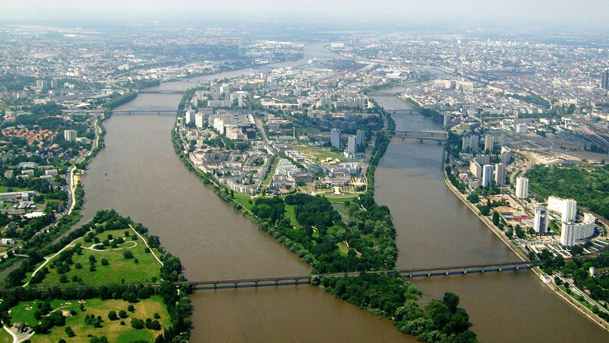 Vue aérienne de l'Ile de nantes au milieu de la Loire