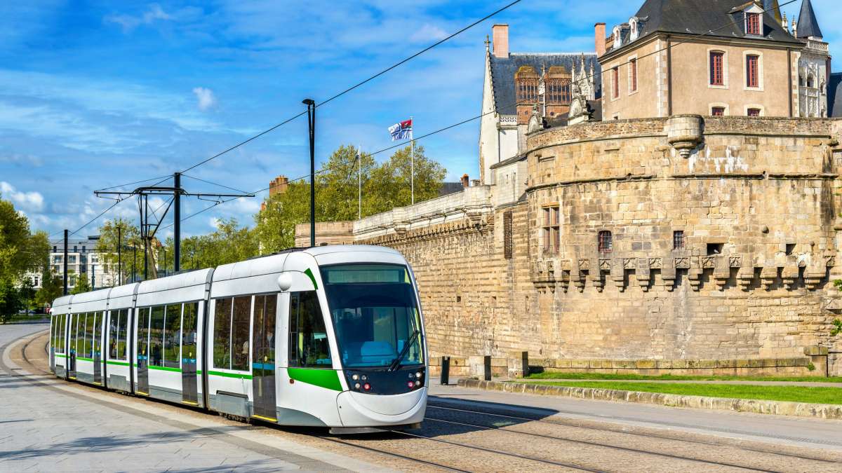 Nantes, passage d'un tram près des remparts