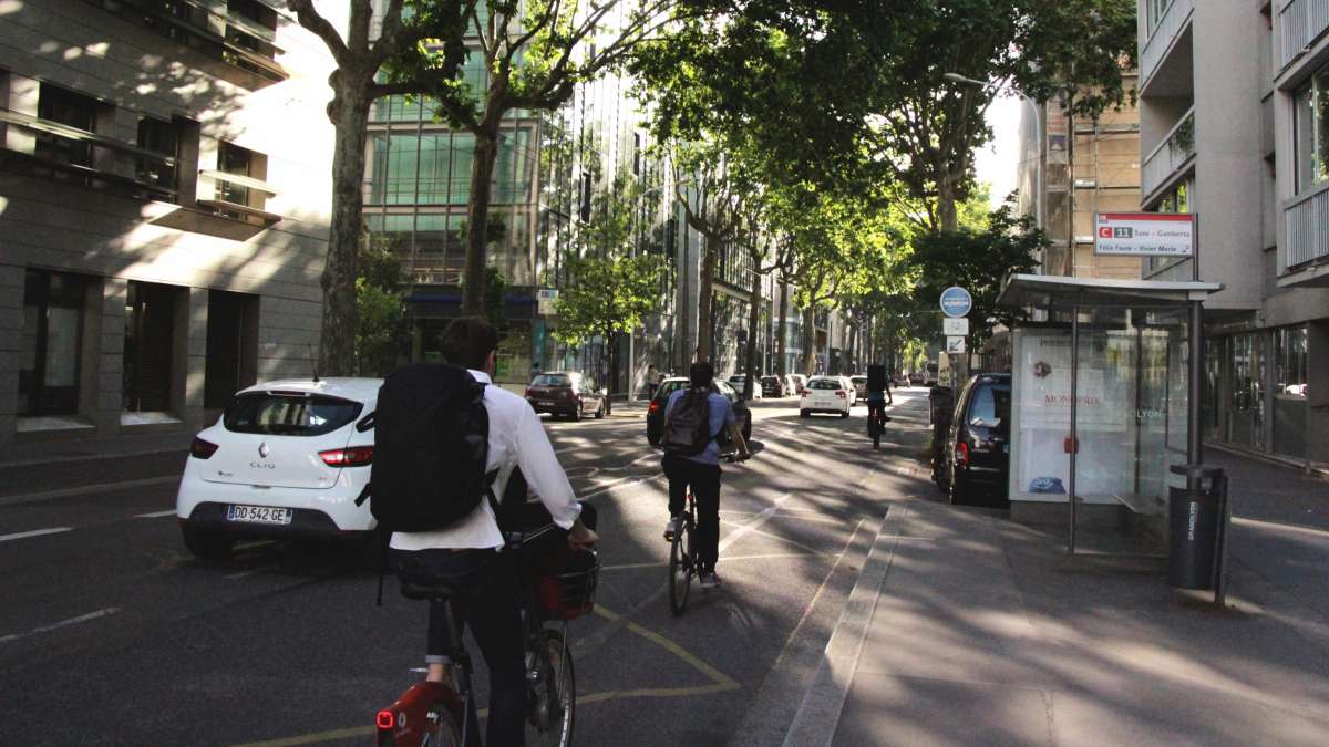 Piste cyclable sur un boulevard à Lyon