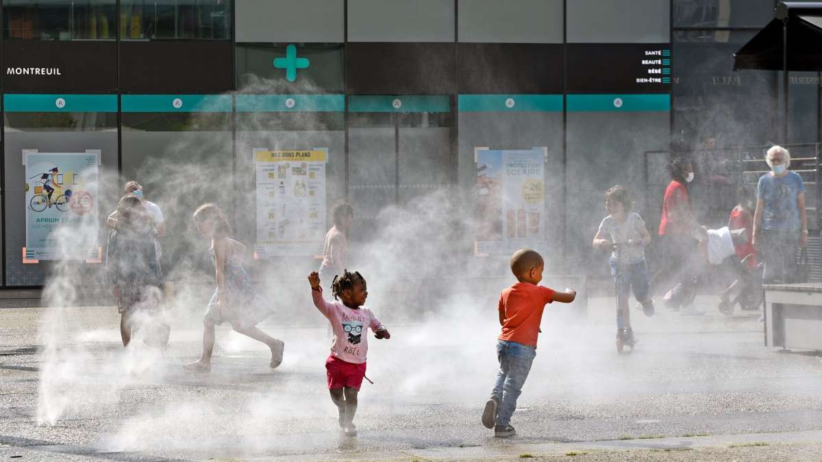 Fontaine rafraichissante sur une place à Montreuil avec des enfants qui jouent dedans
