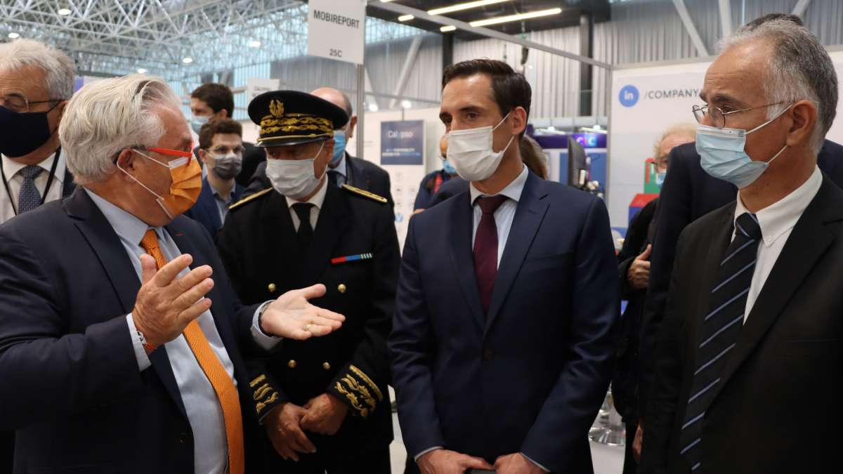 Visite de Jean-Baptiste Djebbari sur le stand du Cerema