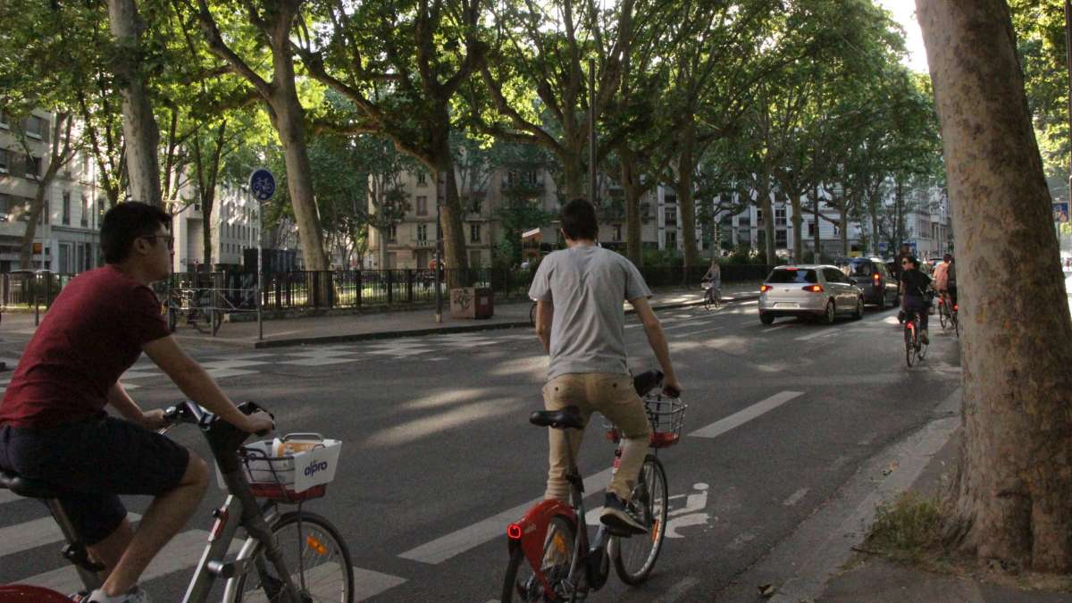Piste cyclable à Lyon avec des vélos