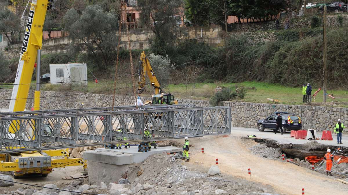 Pose d'un pont de secours dans la vallée de la Roya après l'inondation en octobre 2020