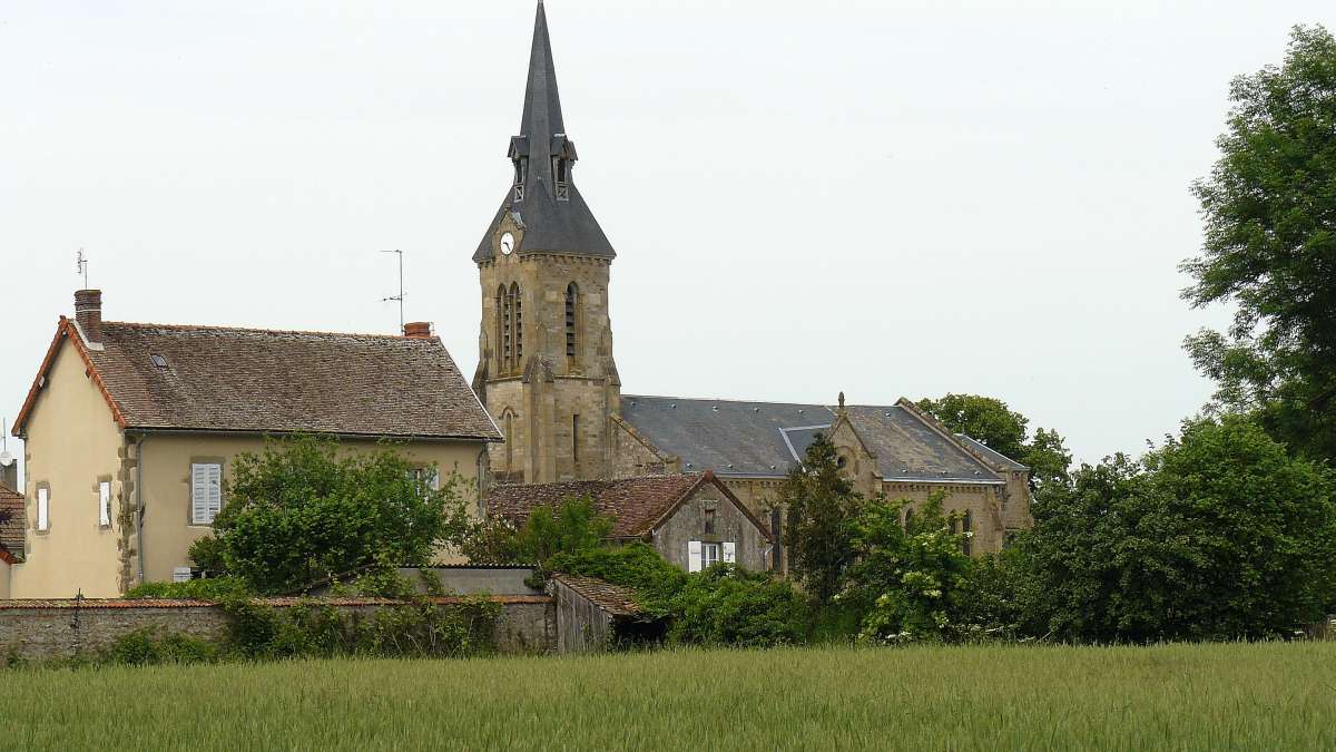 Vue de l'église et de quelques maisons du village de Tavernay depuis les champs
