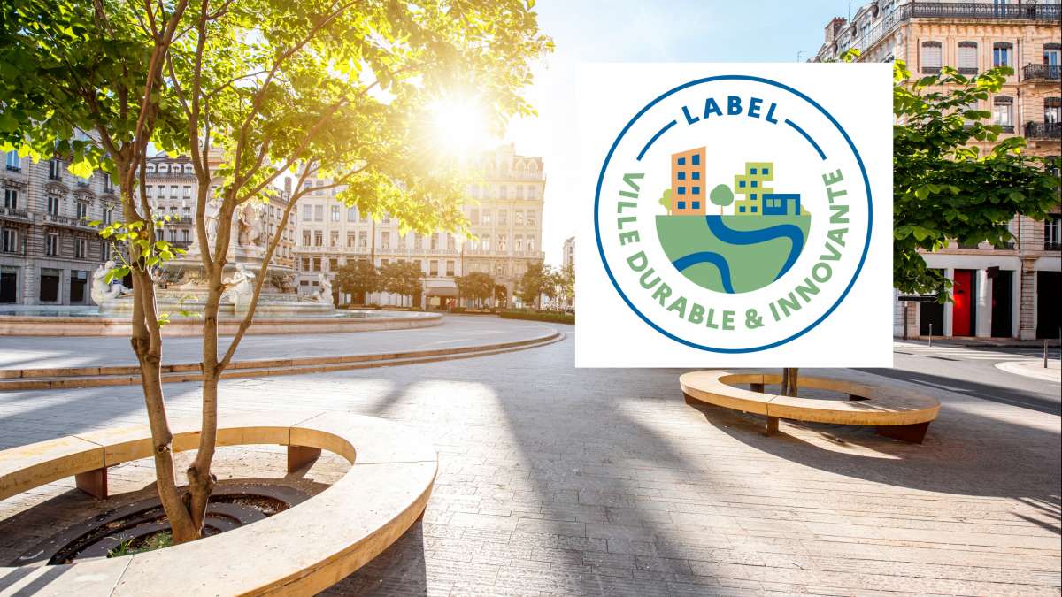 Place arborée en centre ville de Lyon avec logo du label
