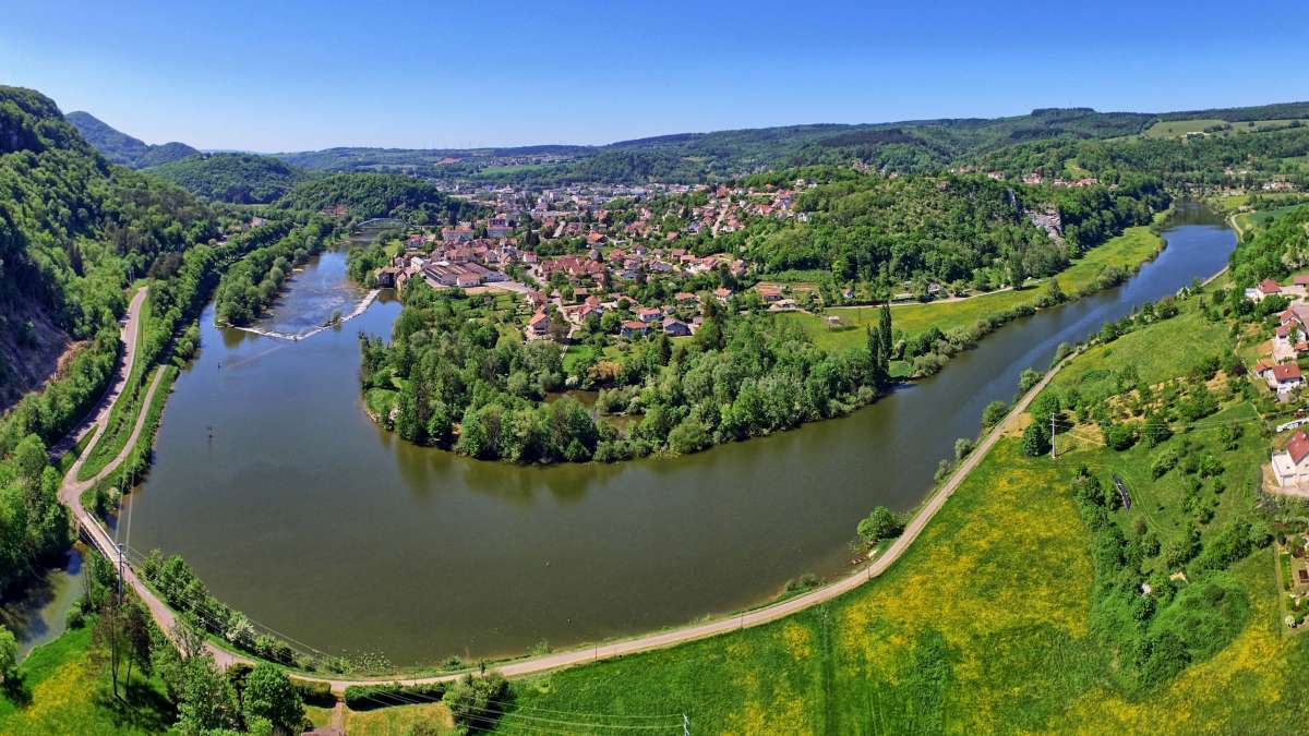 Beaume les Dames, vue panoramique avec la rivière qui entoure presque la ville