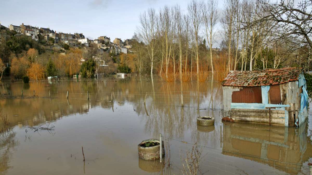 Inondation de la rivière Clain près de Poitiers, avec jardins ouvriers sous eau
