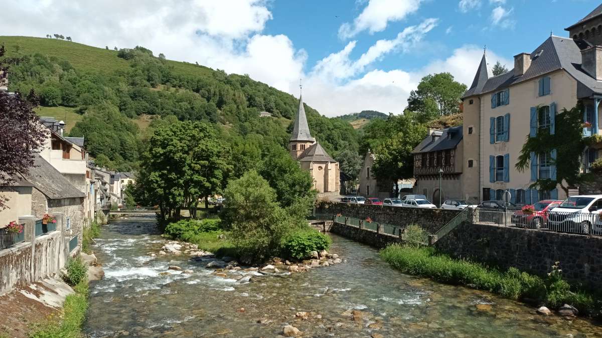 Cours d'eau dans le village ancien d'Arreau 