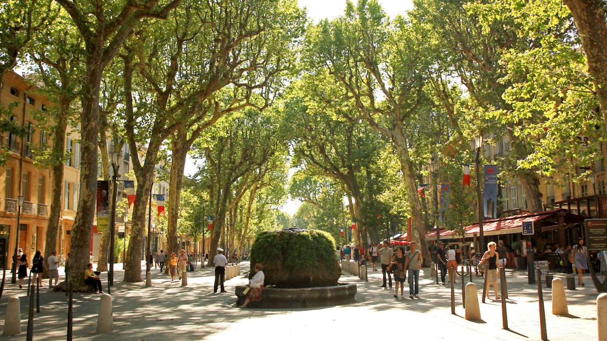 Cours Mirabeau à Aix-en-Provence avec des arbres autour d'une fontaine